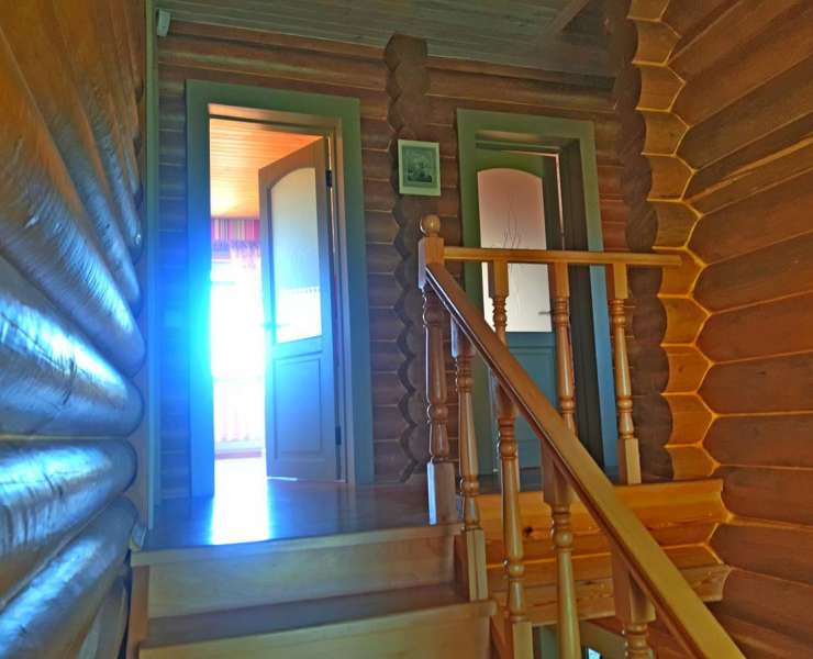 Продажа дом с мебелью из экологического Карпатского сруба в коттеджном городке в Михайловке-Рубежовке. Агентство недвижимости