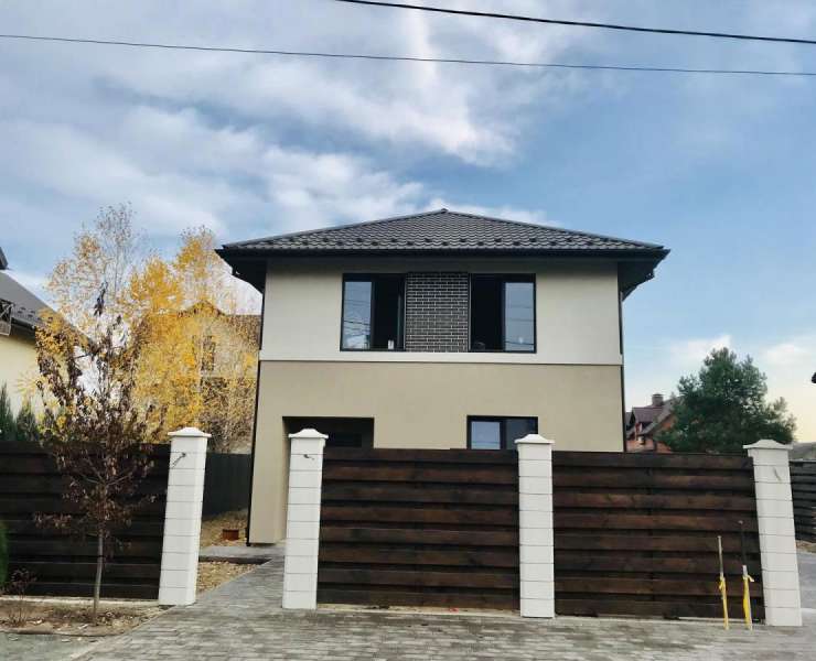 Продажа готовый двухэтажный дом с крытой террасой в центре Бучи. Агентство недвижимости