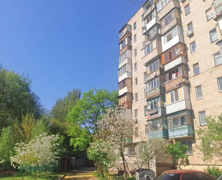 Продажа 1 однокомнатная квартира гостинка на Виноградаре Киев. Агентство недвижимости