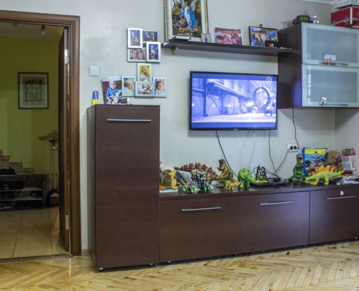 Продажа 3 трехкомнатная квартира в теплом кирпичном доме улица Симиренко Киев. Агентство недвижимости