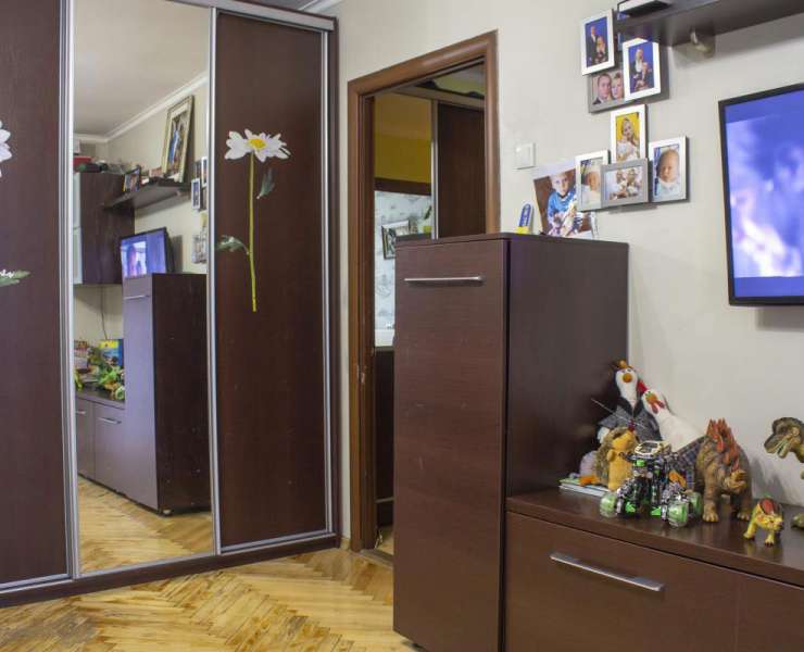 Продажа 3 трехкомнатная квартира в теплом кирпичном доме улица Симиренко Киев. Агентство недвижимости